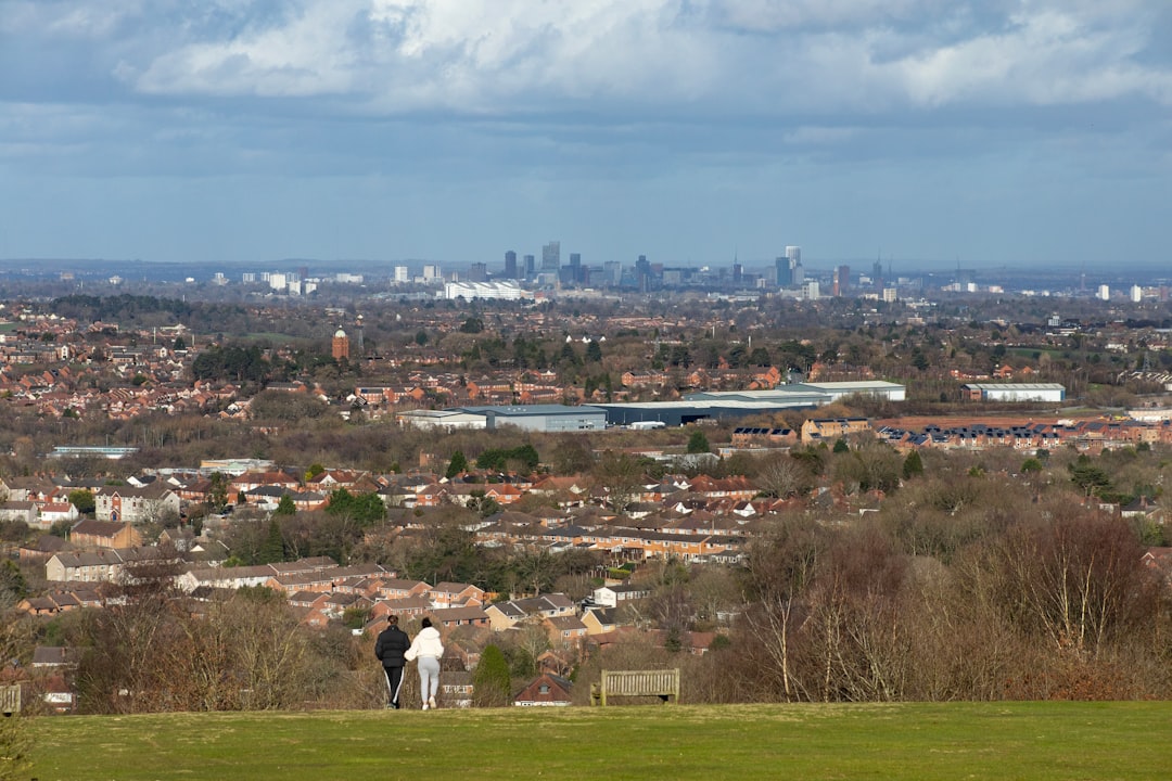 Trois meilleurs buteurs de première ligue en action posture de tir face à un gardien